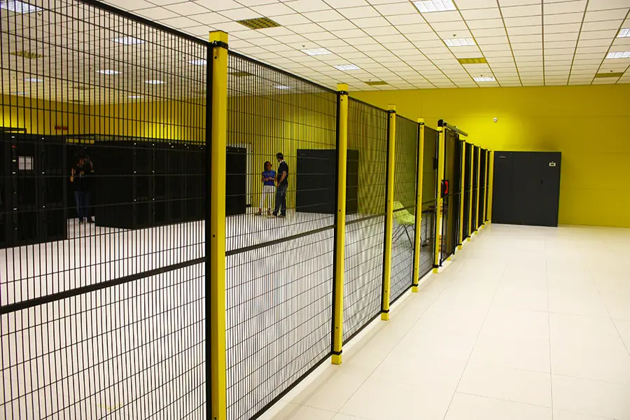 Panoramica laterale Cage e team Seeweb - Datacenter Frosinone 2